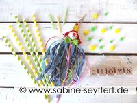 So fällt die Trennung von der kaputten Lieblingsjeans leichter: Wir haben passend zur Karnevalszeit eine farbenfrohe Party Deko gebastelt. #anleitung #Kinder #feiern #fest #fasnacht #fasching #carnival #party #tutorial #doityourself #Kindergarten #Grundschule #Ausaltmachneu #Bastelidee #Basteltipp #schneiden #Kids #ideas #creative #art #teacher #Preschool