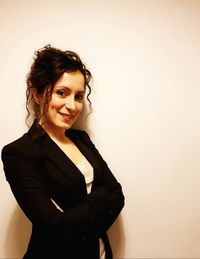 La collaborazione di oggi è con la sommelier Teresa Roselli. In un ristorante, questa figura si occupa della redazione e dell'aggiornamento della lista dei vini, della gestione della cantina e in sala consiglia i clienti sul giusto vino da abbinare alle preparazioni dello chef. Conoscetela meglio! 🍷