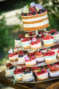 hochzeitstorte happines farbe liebe nackt kuchen vintige kuchen geburtstagstorte obstkuchen mit blume #farbe #happines #hochzeitstorte #kuchen #liebe #nackt #vintige #TischdekoGeburtstag