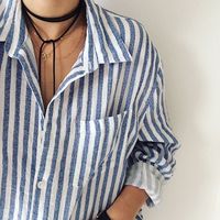 Camisa de rayas azules.