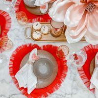 Valentines table decor ideas #valentinesdaydecorations #valentines #valentinestable