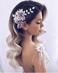 46 Unforgettable Wedding Hairstyles for Long Hair 2019---natural flowing haistyle with floral brooch hair accessory