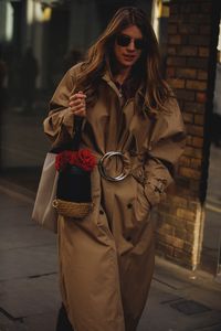 Gabardinas en la semana de la moda de Londres, London fashion week. © Jonathan Daniel Pryce/ @garconjon