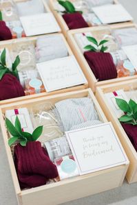 BRIDESMAIDS GIFT BOXES// Unique pastel bridesmaid and maid of honor gift boxes say 'thank you' to the bridal party, curated by Marigold & Grey. Image: Lissa Ryan #artisangiftbox #bridalpartygifts #thankyougifts
