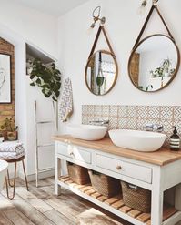 bareaya auf Instagram: „BATHROOM INSPO ✨ • 🇬🇧 I love the minimalist white, the warmth of the wood and the touch of green. What's your favorite part of this…“