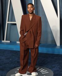Kid Cudi in @LouisVuitton Vuitton brown overssize suit #louisvuittonlover #mensfashion #kidcudi #overssizesuit #oscars