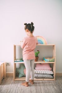 Estantería de madera natural para niños de la marca Muebles Lufe