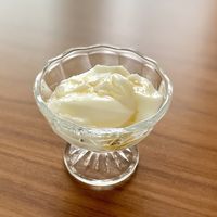 ある朝のヨーグルトです。 蜂蜜をかけています。 ただそれだけです。 私は腸が弱いので、なんとかしようとヨーグルトを食べたりヤクルト及び乳酸菌飲料を飲んでみたりしてますが、あまり効果は実感できません。 まず最初に試したのは、ヤクルトより安い乳酸菌飲料を毎朝少し飲むことでした。 何も変わった気がしなかったので、次にヤクルトを毎朝飲むことにしています。 今のところ何も変化を感じません笑 ヤクルトを買い忘れたときにふとヨーグルトを買ってみました。 ただ毎朝ヨーグルトを食べるのはしんどく、継続できないためか、何も効果は感じません。 ヤクルト1000とかも飲んでみたいですが、売ってるところを見たことないですし、高いのもネックでまだ手を出せていません。 私の腸の弱さに乳酸菌は関係ないのか、ヤクルトやヨーグルトでは力不足なのか、ただ単に私が鈍感なのか、真剣に考えた方がいいですね笑 ちなみに私はコーヒーやエナジードリンクなどの眠気覚まし効果も効きません。 便意や眠気はほとんどアンコントローラブルで、本能のままに従っています。 不便なのでなんとかしたいですね。