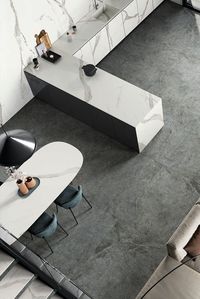 Gracias a sus múltiples aplicaciones y a sus exigentes características técnicas, el material porcelánico se convierte en la mejor apuesta para acondicionar la vivienda. ✅ Resistente al calor ✅ Resistente a las manchas y al rayado ✅ Resistente a los productos químicos ✅ Hidrófugo ✅ Material ecológico ✅ Higiénico ✅ Fácil limpieza y mantenimiento #interiorismo #diseñointeriores #reformas #vivienda #arquitectura #salón