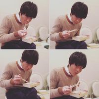 日曜劇場 家族ノカタチ on Instagram: “放送まで、あと2時間半。。。 現場は第9話を撮影中です! 夕食のお弁当を食べる田中さん( ̄▽ ̄) まだまだ撮影頑張りますよ〜 #家族ノカタチ #田中圭 #お茶目☆ #なんだか楽しそう”