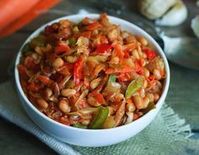 Le Chakalaka est une spécialité végétarienne d’Afrique du Sud à base de haricots blancs, de légumes, et d’épices, un vrai régal ! Il vous faut : 3 cuillères à soupe d’huile 1 oignon haché finement 2 gousses d’ail hachées finement 2 cuillères à café de curry 1/2 cuillère à café de thym 1/2 cuillère à café de paprika 1 cuillère à café de piment de Cayenne... Lire l'article