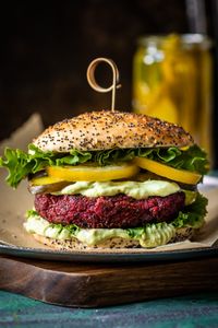 Steaks de betteraves et sauce mayo avocat