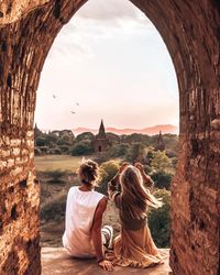 Planning on going to Myanmar? Save this pin to find out what to explore, where to go best and how to take beautiful travel photos to make your experiences last forever 📷😍 #myanmar #travelguide #travelcouple #mariefeandjakesnow #travelphotography #southeastasia