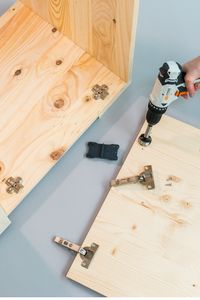 Make It ! Vous cherchez un moyen design d'intégrer votre buanderie ? Avec une buanderie à tiroirs, camouflez les paniers et simplifiez le rangement ! #leroymerlin #DIY #Hacks #interiorinspiration