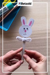 Dieser süße Osterhase, eignet sich super für kleine Theaterstücke oder Rollenspiele. Zum Basteln mit euren Kindern braucht ihr nur Holzstäbchen, Papier, einen Pfeifenputzer, Buntstifte, einen Klebestift und optional Wackelaugen. Zu den Holzstäbchen >>>