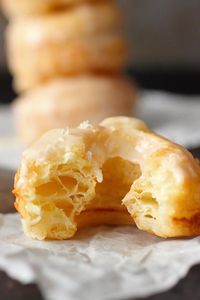 You can make Cronuts at home and they are super easy to make. All you need is pre-made puff pastry sheets to bring these delicious Homemade Cronuts to life! #puffpastry #donuts #doughnuts #puffpastrydoughnuts #puffpastrydonuts #breakfast