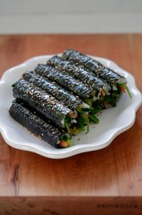 These mini seaweed rice rolls (mayak gimbap) is addictive as the name mayak says, which means narcotic. There is no narcotic substance in the recipe.