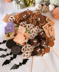 Sharing how you can recreate my Halloween Dessert treats for this year's Halloween party. These spooky, no bake halloween desserts are so cute it will be hard to want to eat them! halloween treats, halloween desserts, halloween dessert ideas, halloween snacks, halloween snack ideas, easy halloween desserts, no bake halloween treats, no bake halloween desserts, halloween desserts for parties, halloween party snacks