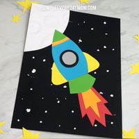 Make this cool outer space craft that’s easy and fun for kids. It’s a fun art project for kindergarten and elementary classrooms. #kidscrafts #kidscrafting #simpleeverydaymom #craftsforkids #craftsforkidstomake #artprojectsforkids #outerspace #spacecraft #kindergarten #ece #earlychildhood #teacher