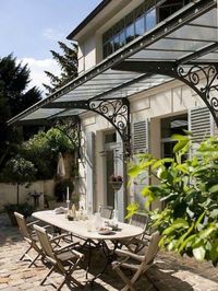 Really nice overhead awning.