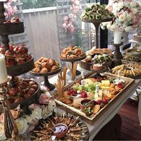“Chá de bebê com muitas delícias!! #babyshower #chádebebê #chadebebe #chádatarde #chadatarde #delicinhas #catering #fingerfood #inspiration…”