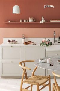 Personnaliser votre cuisine Ikea Metod ou dressing Pax avec façades signées Plum Living. Découvrez leur 8 nouvelles couleurs dont une nouvelle palette de beiges, écrus, vert olive, bleu grisé, vert vif, terracotta et rose poudré. Home interior, kitchen fronts, kitchen decor, kitchen style, terracotta kitchen, rustic kitchen, ikea hack kitchen, colour trends 2022