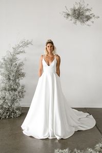 Tara LaTour has created a breathtaking collection, Rose + Williams, that marries today’s modern ideas along with romantic details of the past. Bringing vintage inspired silhouettes, hand-crafte