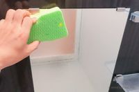 お風呂場の鏡がすぐに曇って洗顔するときに顔が見えない…なんて、よくありますよね。 そんな悩みは「曇り止め」をしてあげれば解消できますよ。 今回はお風呂の鏡の曇り止めをする方法をくわしく紹介します。#お風呂 #お風呂の鏡 #鏡 #鏡の掃除 #曇り止め