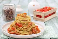 Pasta con pistacchi pomodorini e guanciale