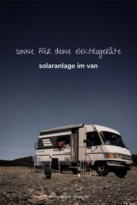 Alles aufladen, sobald die Sonne scheint! Was im Winter durchaus etwas Planung und Sparsamkeit verlangt, funktioniert im restlichen Jahr hervorragend. Wir haben unsere Solaranlage auf unsere Bedürfnisse fürs autarke Freistehen angepasst und sind nach zwei Jahren ununterbrochenem Reisen immer noch sehr zufrieden. Welche Geräte wir betreiben, welche Batterie wir haben und wie groß unsere Solarpanels sind, erfährst du hier!