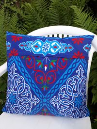 Pour ce coussin comportant une fermeture éclair cachée, j'ai tenu compte des motifs. Du coup, l'arrière du coussin est plus joli que le devant.