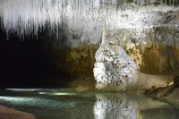 Grotte de Choranche, sur les rives de la Serpentine, une immense stalagmite calcaire