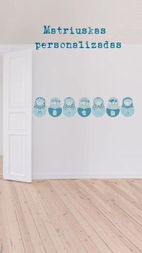 Decora el dormitorio de tu niña con estas simpáticas muñecas personalizadas con el nombre de tu hija en los colores que quieras, un regalo original perfecto para bebés y niñas.