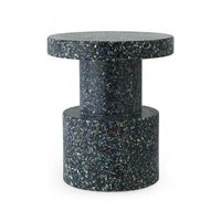 Das Bit Multifunktionsmöbel von Normann Copenhagen kann mit seinem skulpturalen Design vielfältig genutzt werden. Er wird aus 100 % recyceltem Kunststoff hergestellt und eignet sich für den Innen- und Außenbereich.