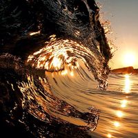 30 fotos tiradas dentro de ondas que farão você pensar em abandonar tudo para viver na praia