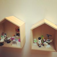 Je ne savais plus où ranger nos playmobil... au_pays_des_playmobils (@playmobil_enavant_leshistoires) sur Instagram : "Petites étagères maisons pour accueillir des petites scènes de jeu.... quand on a plus de place…" #playmobil #playmobilmania #decorationchambreenfant #rangementchambre #astucerangement #jouet #collectionplaymobil #etageres #rangement #astuce #decorationchambreenfant
