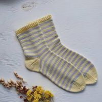 Guarda questo articolo nel mio negozio Etsy https://www.etsy.com/it/listing/1070593274/striped-yellow-grey-cotton-hand-knitted