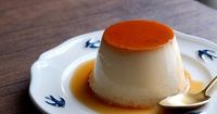 どこかなつかしくてほっとする味わいの固めなプリン。手作り感あふれる昔ながらの固めプリンは、2020年のトレンドとしても話題になっている今年注目のスイーツ。喫茶店のような固めのプリンをおうちでもつくってみたい!ということで今回は固めプリンの気になるレシピやパフェやケーキなどおいしいアレンジをご紹介します。