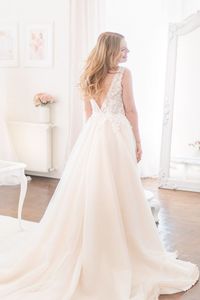 Mit den wunderschönen Blumenapplikationen, der träumerischen Spitzenbordüre und dem apricotfarbigen Tüllrock weckt dieses Design romantische Frühlingsgefühle und lädt zum Träumen ein. All unsere Brautkleider - auch unser Design Sonja - kannst du in deiner Anprobe bei uns individuell mitgestalten und miteinander kombinieren, so dass du dein ganz persönliches Traumkleid finden kannst.