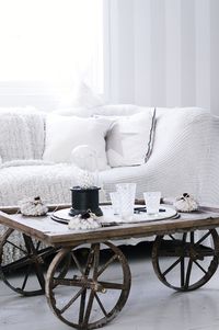 diy, bord, järnhjul, vardagsrum, inredning, love warriors, industri, soffbord