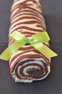 Après le succès du roulé girafe, je ne pouvais pas m'arrêter en si bon chemin. J'adore décorer mes gâteaux roulés et la savane m'inspire franchement... le petit roulé léopard me tend les bras aussi...mais celui là attendra encore un peu, allons voir le...