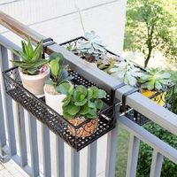 10. Se você mora em apartamento pequeno procure usar vasos de vários tamanhos para compor um jardim suspenso. Fonte: Silky Decor #comocustumizarvasos #comocustumizarvasosdeplantas #comocustumizarvasosdeplástico