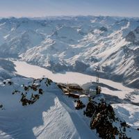 Snow Sports Hotels aren’t just for sports enthusiasts. They also offer delicious fare and a high quality experience. These hotels got you covered post-piste! Pamper yourself and check out these accommodation tips. #IneedSwitzerland #SwissHotels📍Nira Alpina, Silvaplana © Switzerland Tourism, Published: November 2021