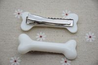 Quantity:10pcs Size:55x20mm dog bone with 47x8mm clip Color:white Material:plastic dog bone with metal hair clip (Contact me if you need larger quantity. thank you