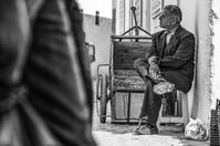 Un air à la fois pensif et tellement expressif de cet homme tunisien assis là. La photographie est disponible en impression haute-qualité. Si celle-ci vous intéresse pour orner les murs de votre intérieur, vous pouvez suivre le lien.