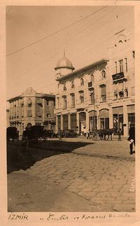 Alsancak Mhl, Cumhuriyet Blv No:54. Kardiça da yaşayan Halil Onbaşı'nın torunu İbrahim Bey, 1910 da İzmir'e göçmüş ve pasaport ta bir bina satın almıştır. Yapı Türkiye'deki ilk betonarme olarak inşa edilen binalardan biridir. Binanın kerestesi İtalya'dan, Demiri Almanya'dan, Çimentosu Romanya'dan getirtilmiştir. Han 1928 yılında tamamlanmış. Yapının mimarı Mehmet Fesçi Bey'dir.
