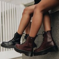 Botas para mujer en color burdeos. Características:con cremallera, altura de piso 6 o más cm, zapato de estilo casual, suela de goma termoplástica, exterior sintético e interior forro y planta textil.
