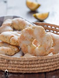 I #taralli sono dei #biscotti della #tradizionesiciliana che si preparano in occasione dei #morticini . Golose ciambelline all'anice con sopra golosa #glassa al limone!