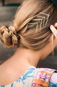 Sometimes simplicity is simply perfect. Visible bobby pins are a restrained, minimalist accessory for Fall 2019. #fallhairtrends #fall2019 #bobbypins #accessories #hairaccessories
