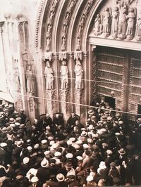 El Tribunal de las Aguas es, sin duda, la institución más antigua de Europa. Todos los jueves, a las 12:00 del mediodía, los ocho miembros del tribunal se reúnen en la puerta de los apóstoles de la catedral para dirimir los pleitos sobre las aguas de las acequias de Valencia.